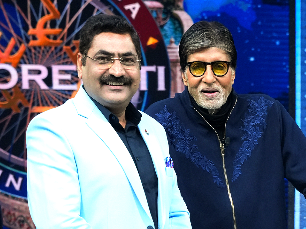 Acharya Lokesh Dhamija with Amitabh Bachchan at Kaun Banega Crorepati.